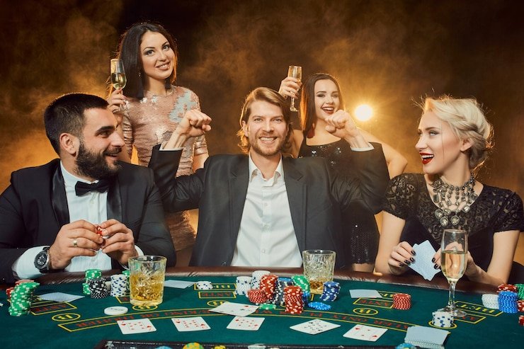 Pemandangan dealer live casino berinteraksi dengan pemain secara real time